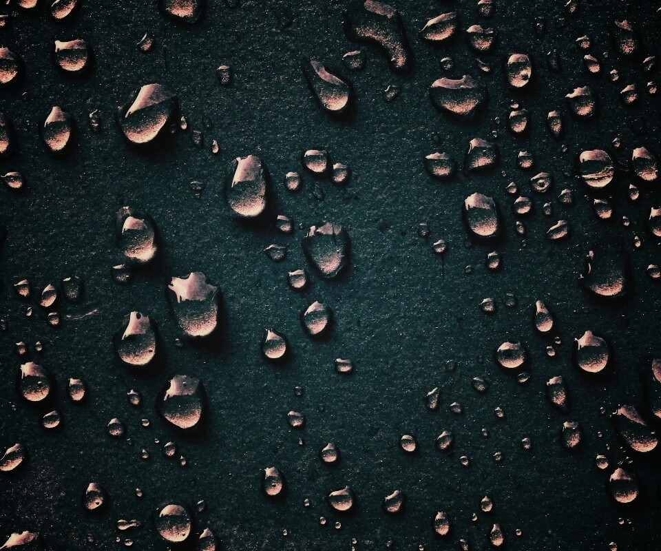 Капли воды на темной поверхности обои