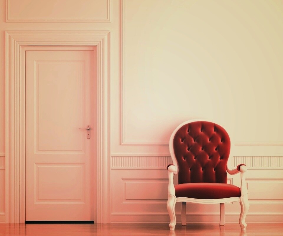 красное кресло в белой комнате обои