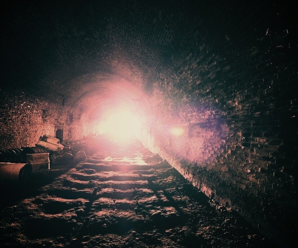 Захламленный тоннель обои