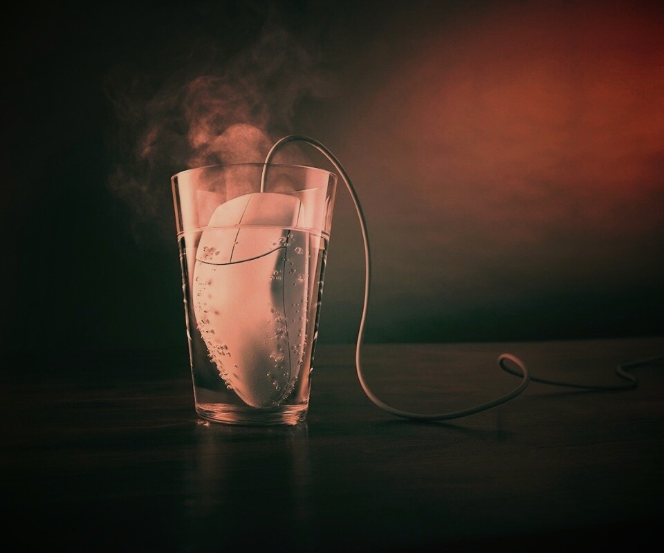 Дымящаяся мышка в стакане воды обои