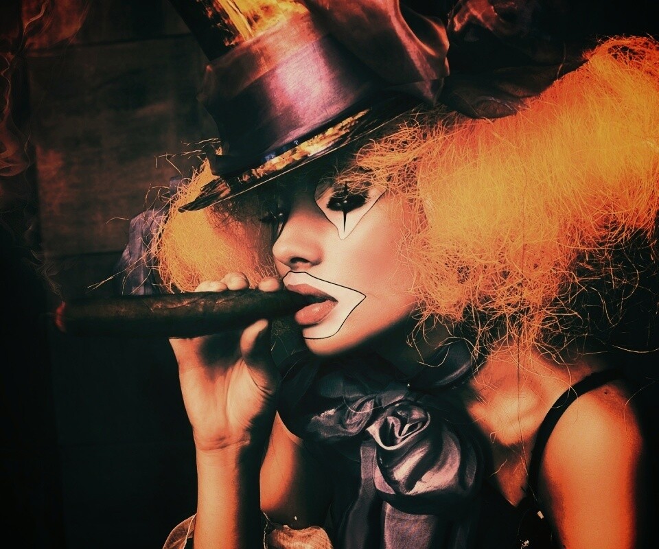 Девушка клоун курит сигару обои