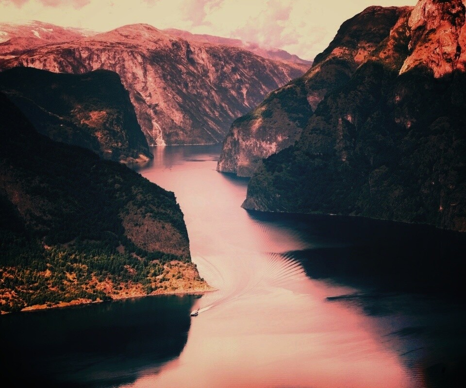 Лодка на реке среди высоких гор обои