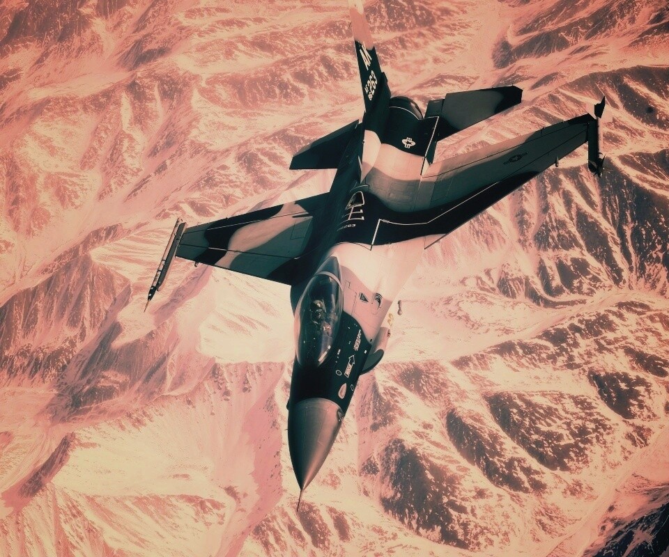 Истребитель над снежными пиками гор обои