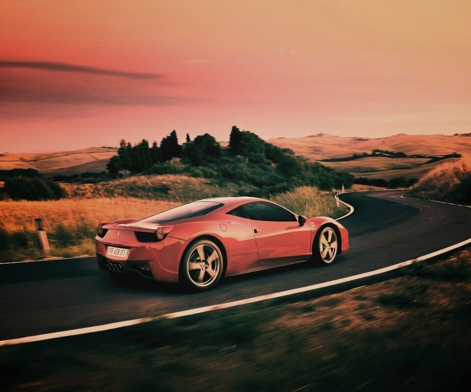 Красная феррари на извилистой дороге обои