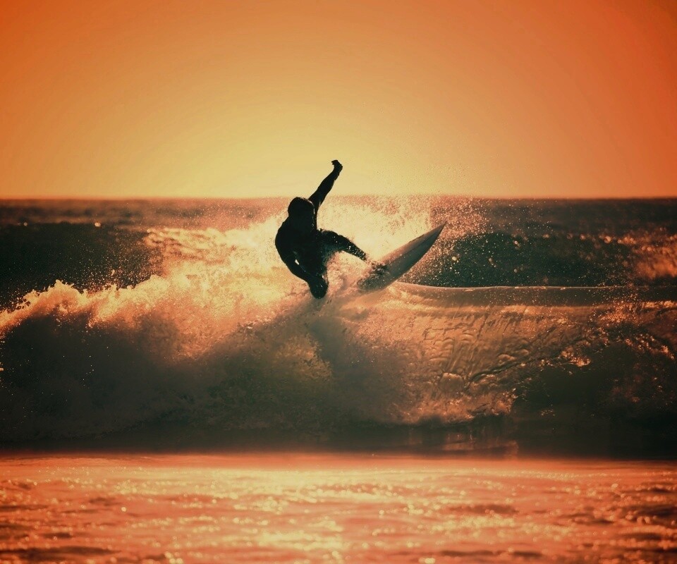 Сёрфер поймал волну обои