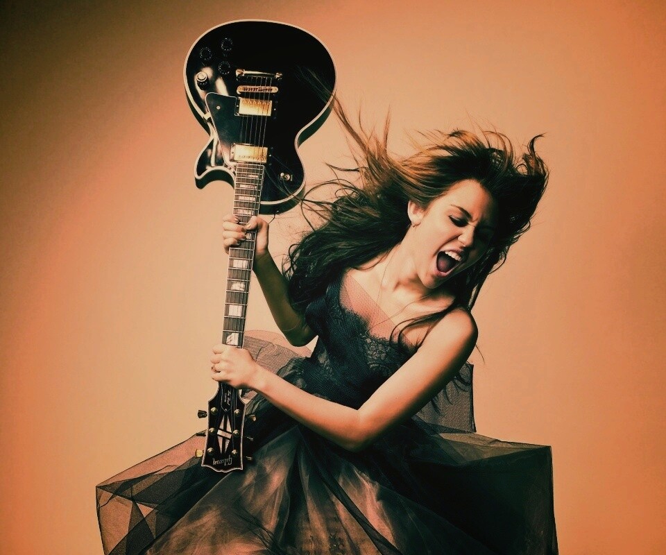 Miley Cyrus разбивает гитару обои