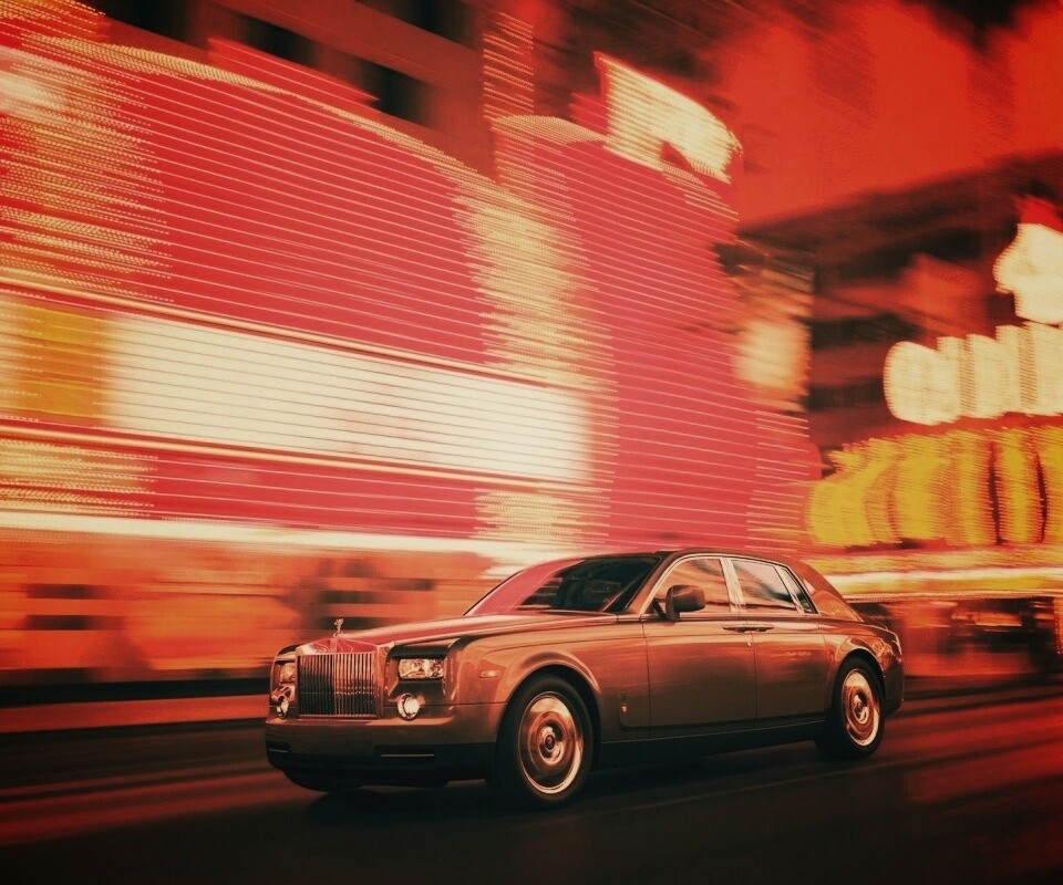 Rolls-Royce Phantom едет через город обои