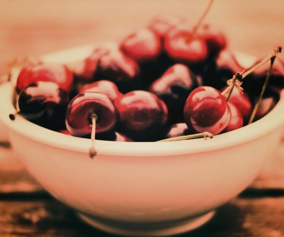 Миска спелой черешни обои