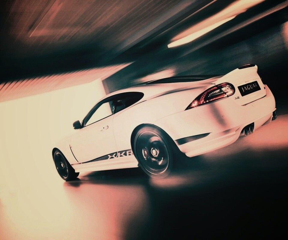 Белый ягуар в гараже обои