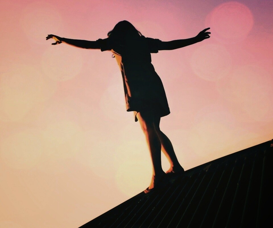 Девушка на крутой крыше обои