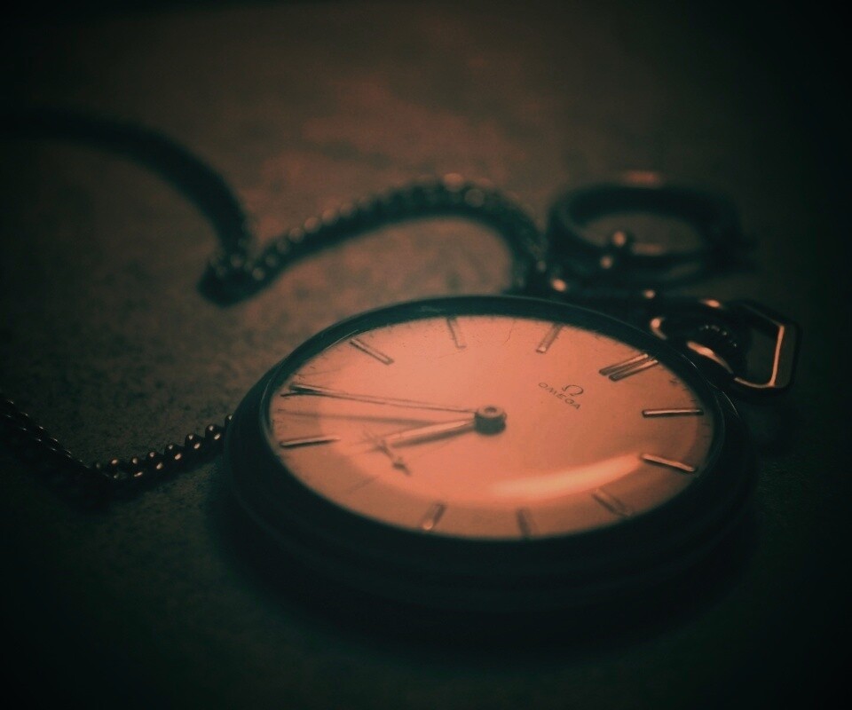 Часы на цепочке обои