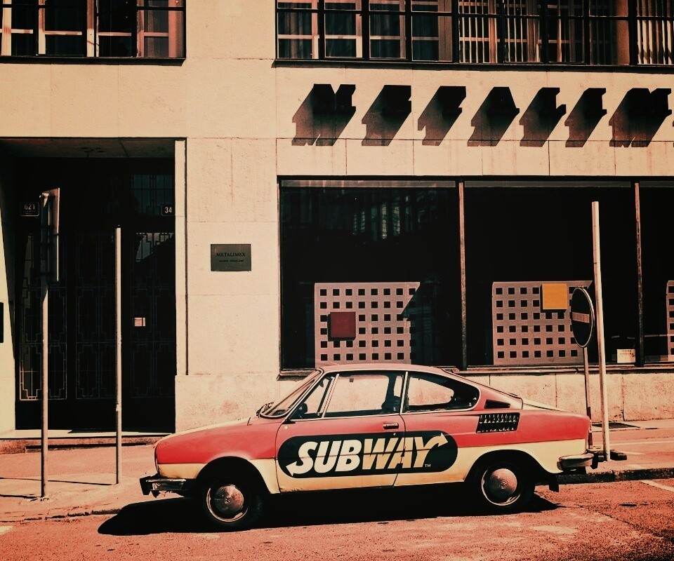 Реклама Subway на машине в Праге обои