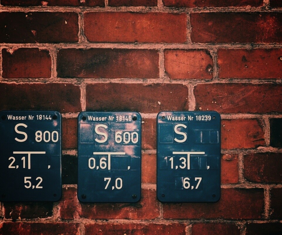 Стена с обозначениями обои