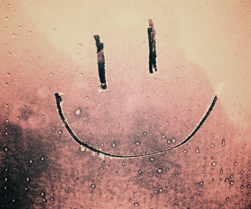 Улыбка на стекле обои