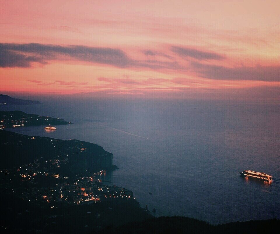 Городок у моря обои