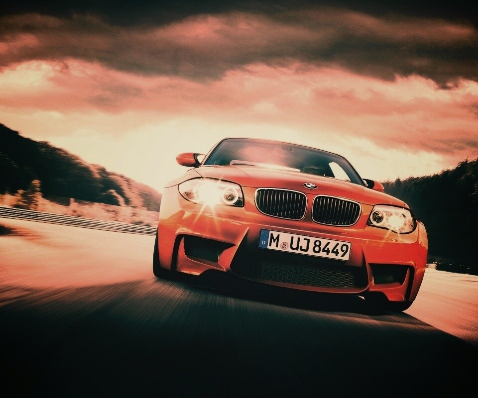Оранжевый BMW M1 Coupe на треке обои