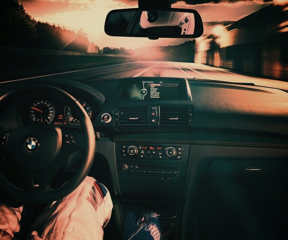 За рулём BMW обои