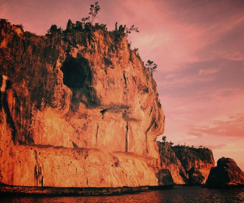 Пещера в скале над морем обои