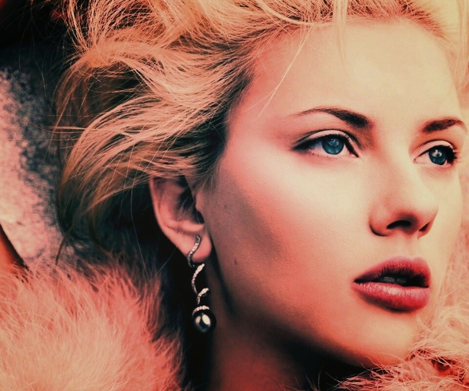 Скарлет Йохансон со змеиными серьгами обои