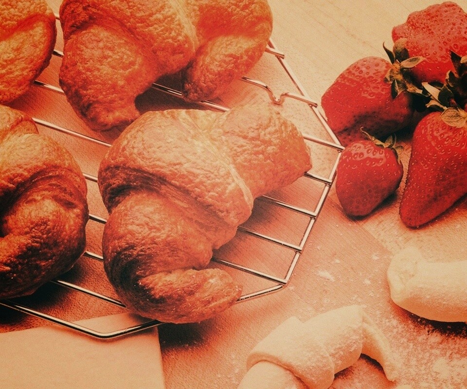 Круассаны с клубникой обои