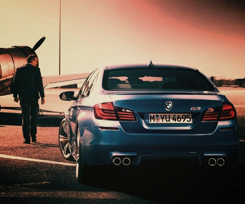 BMW F10 M5 на аэродроме обои