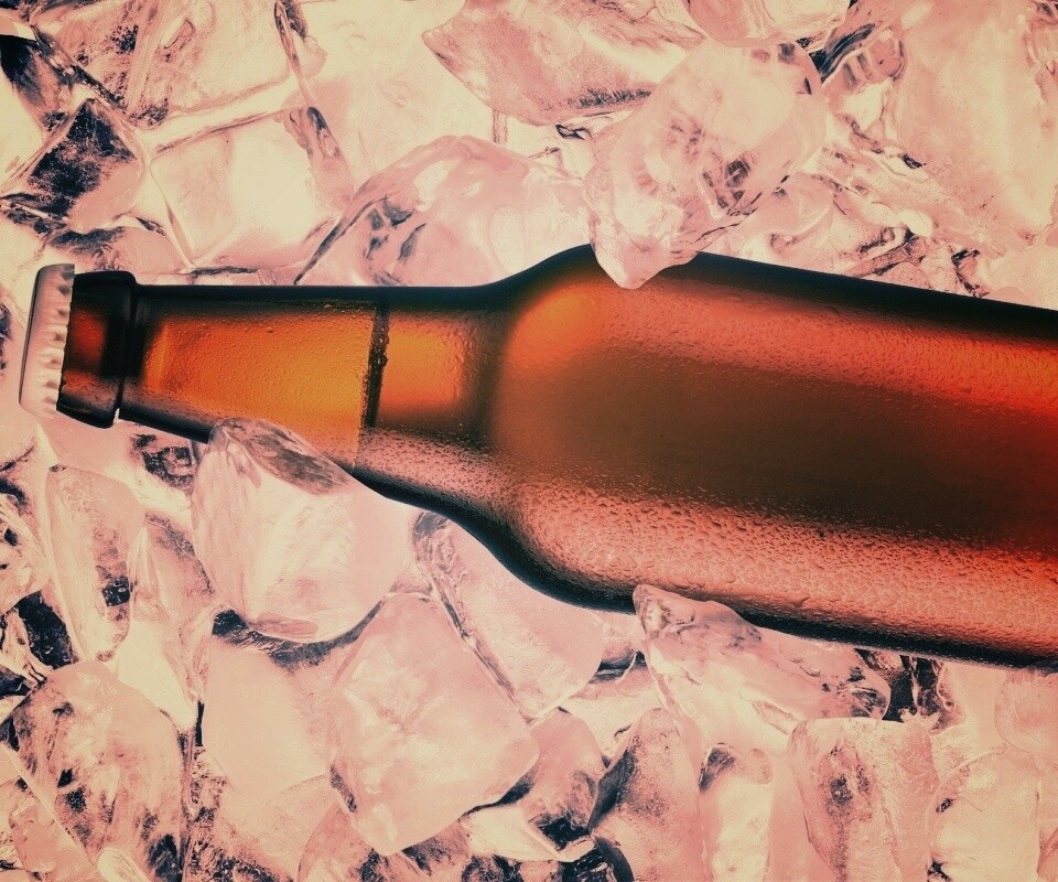 Бутылка пива во льду обои