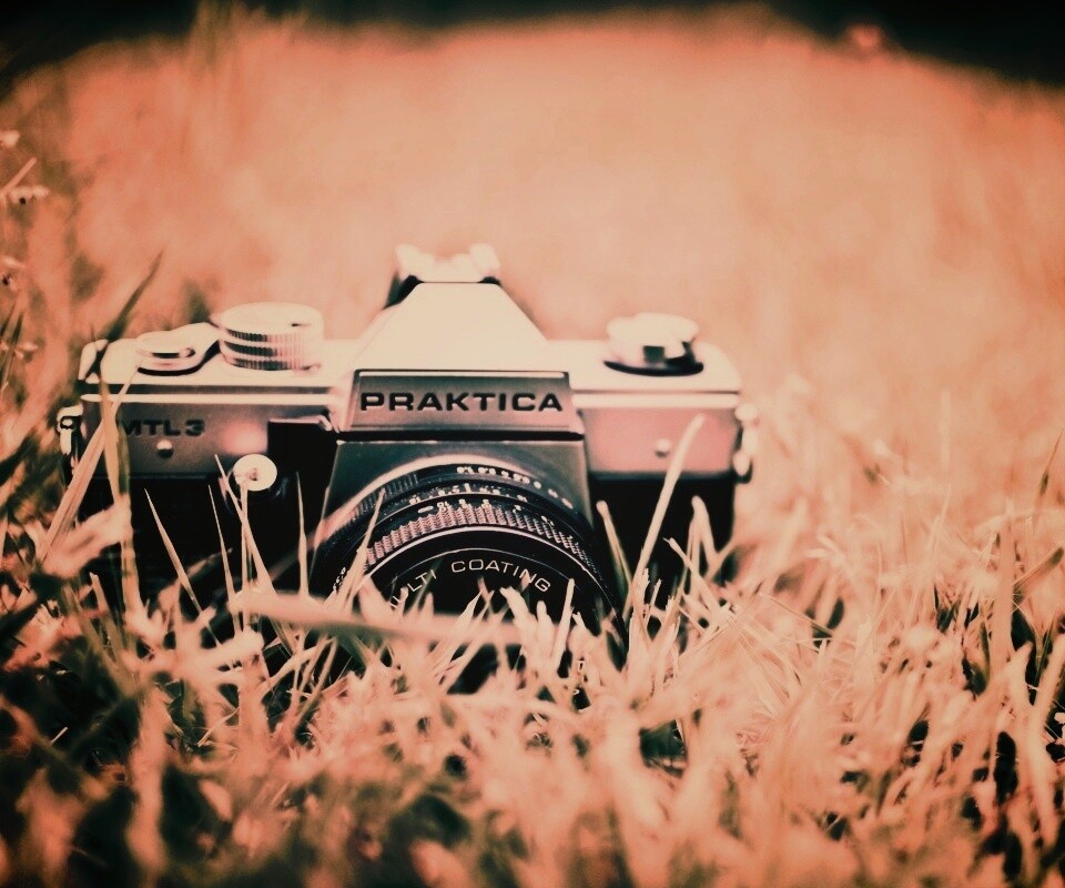 Фотоаппарат Praktica в траве обои