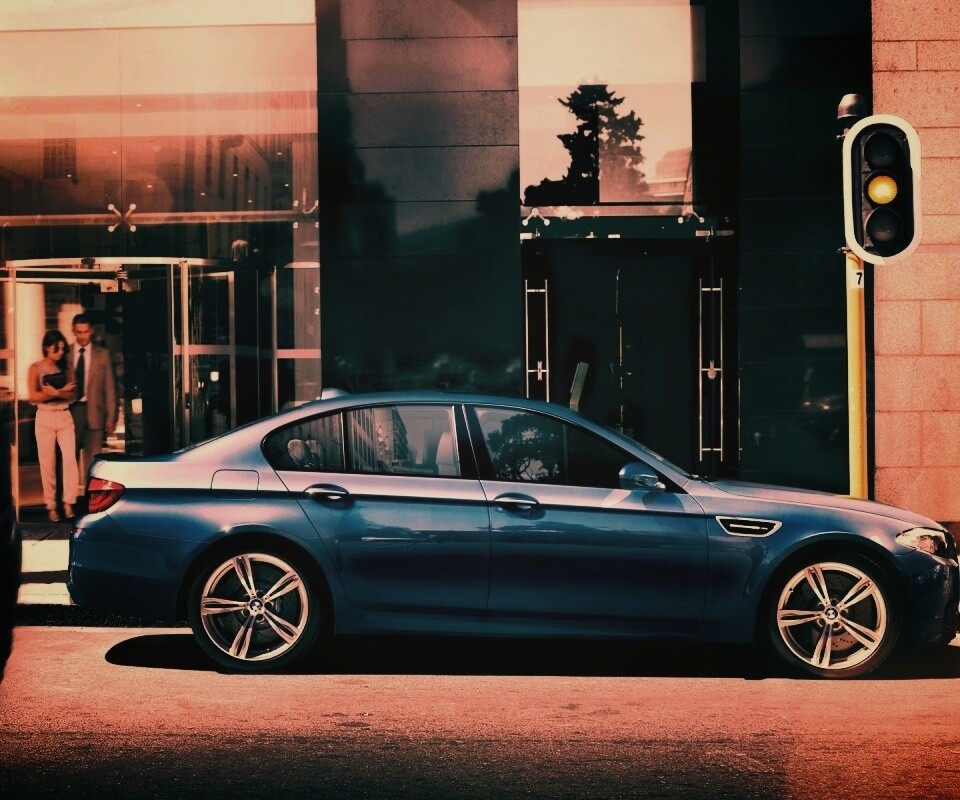 BMW F10 на светофоре обои