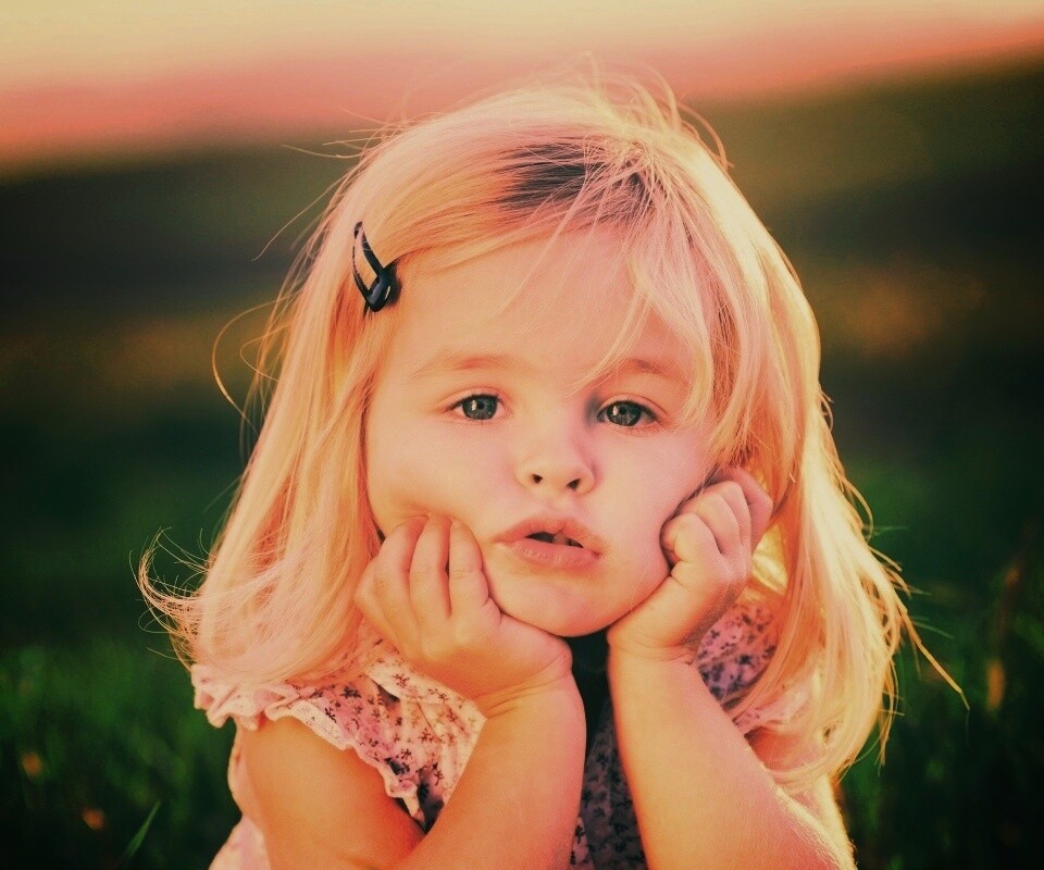 Малышка грустит обои