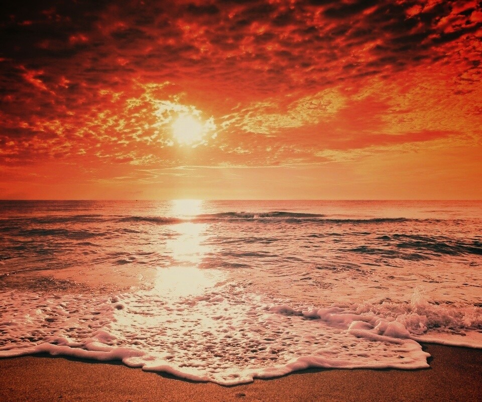 Берег моря в лучах заката обои