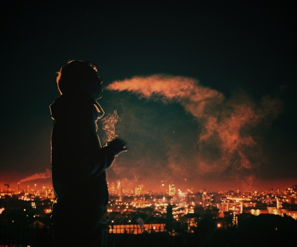 Курящий на крыше парень обои