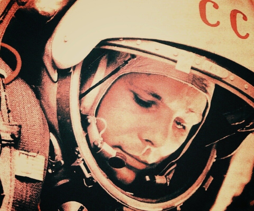Юрий Гагарин в скафандре обои