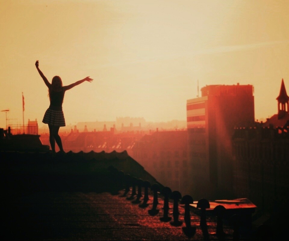 Девушка на крыше обои