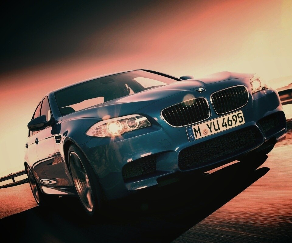 Синий БМВ на трассе обои