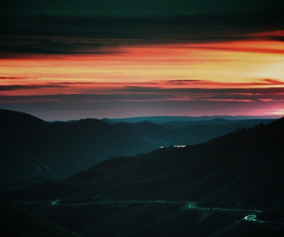 Дорога спускается с гор в долину обои