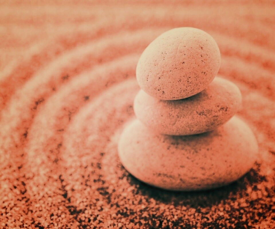 Пирамидка в саду камней обои