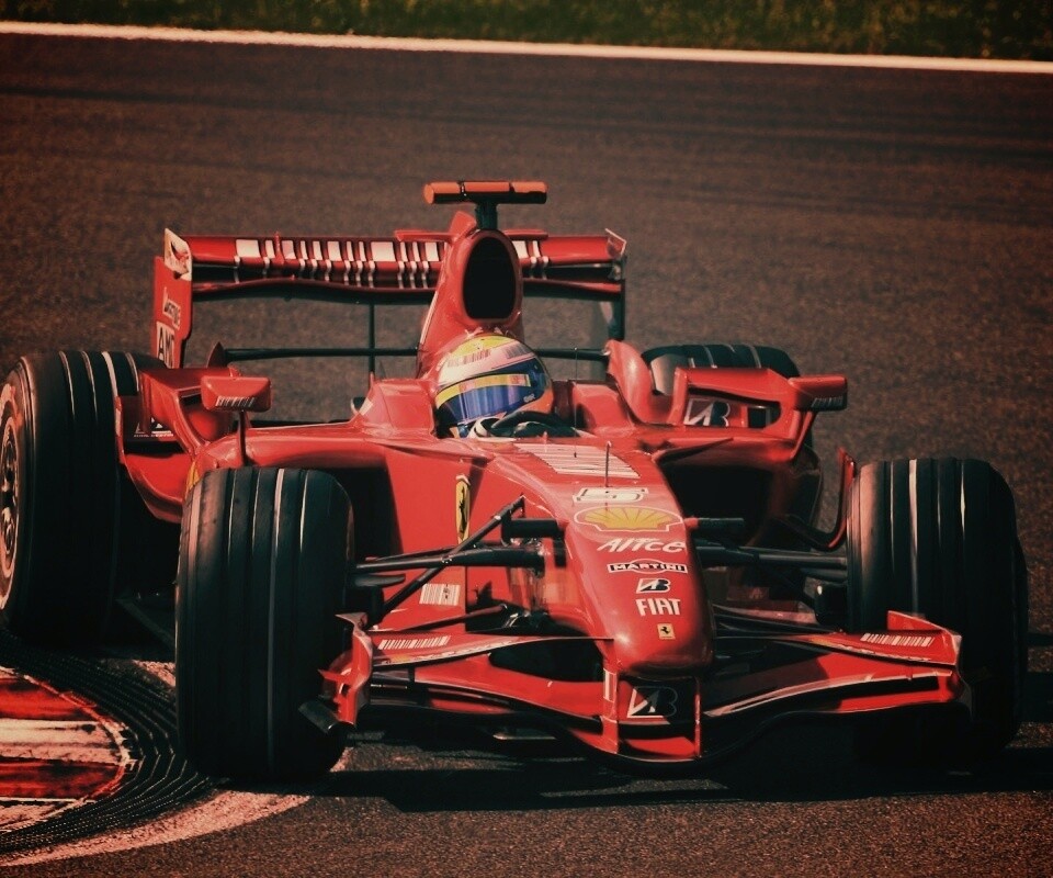 Болид Формула 1 на повороте обои