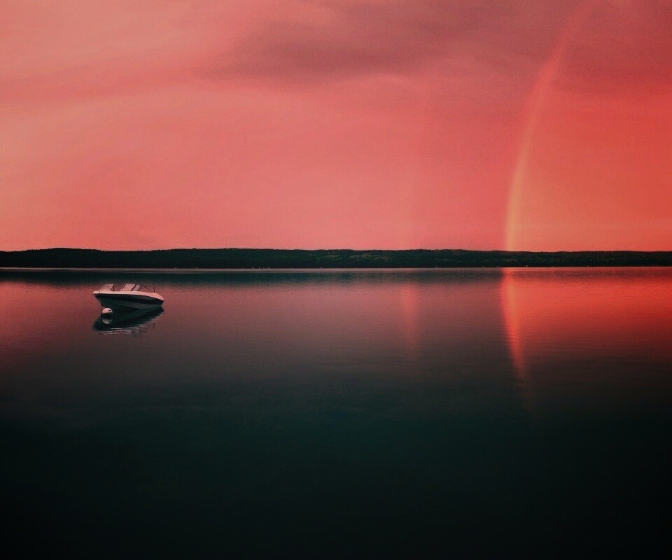 Катер на озере обои
