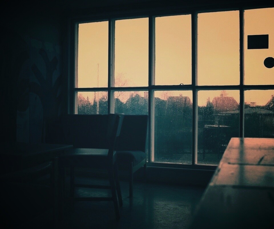 Тёмная комната и дождь за окном обои