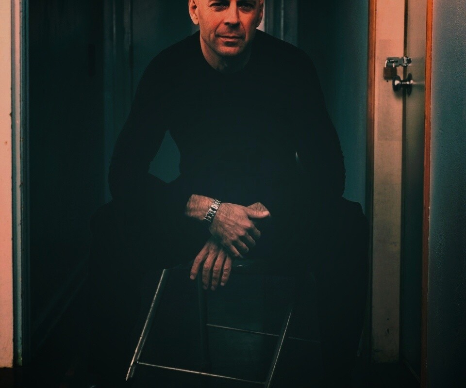 Брюс Уиллис на раскладном стуле обои