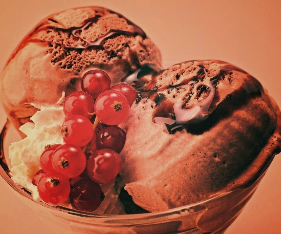 Шоколадное мороженое со смородинкой обои