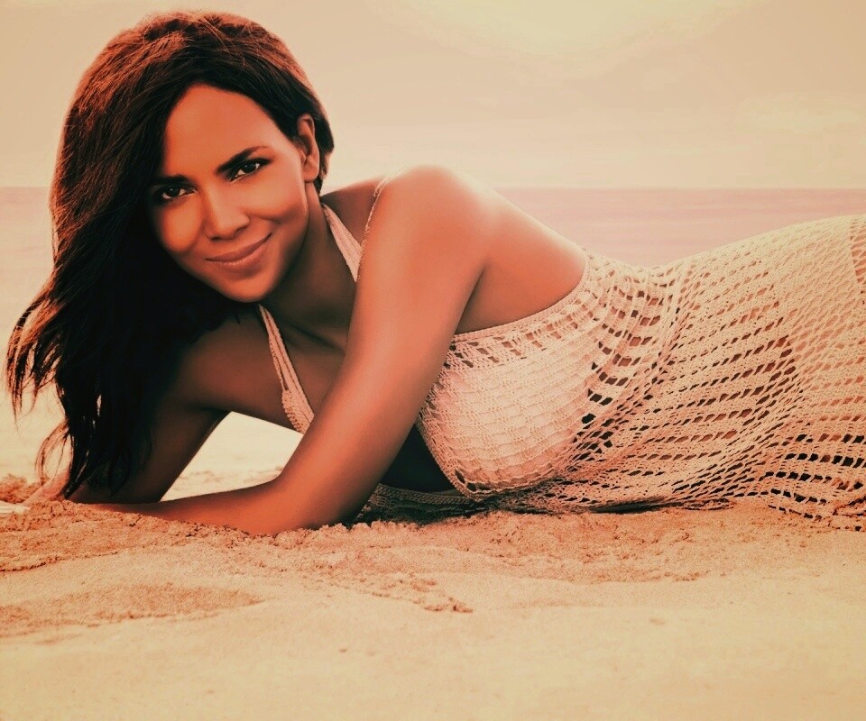 Холли Берри на пляже обои