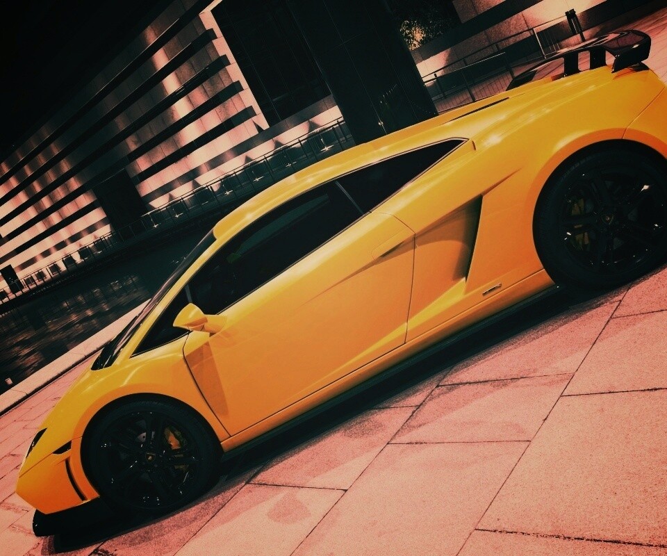 Желтая ламборджини в автосалоне обои