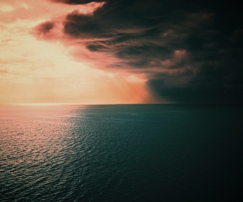 Синее море и грозные тучи обои