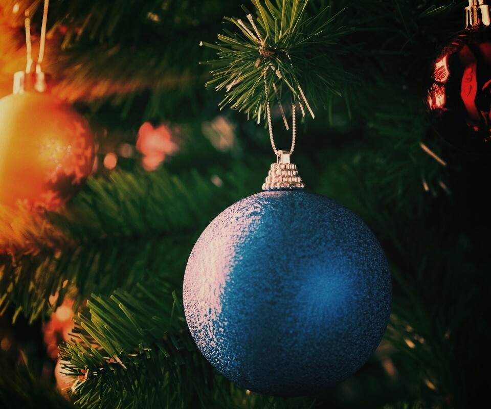 Шары на ёлке обои
