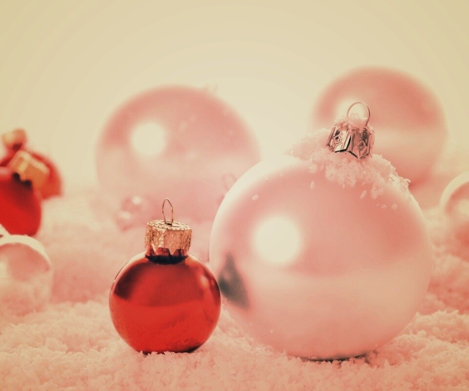 Красно-белые игрушки  обои