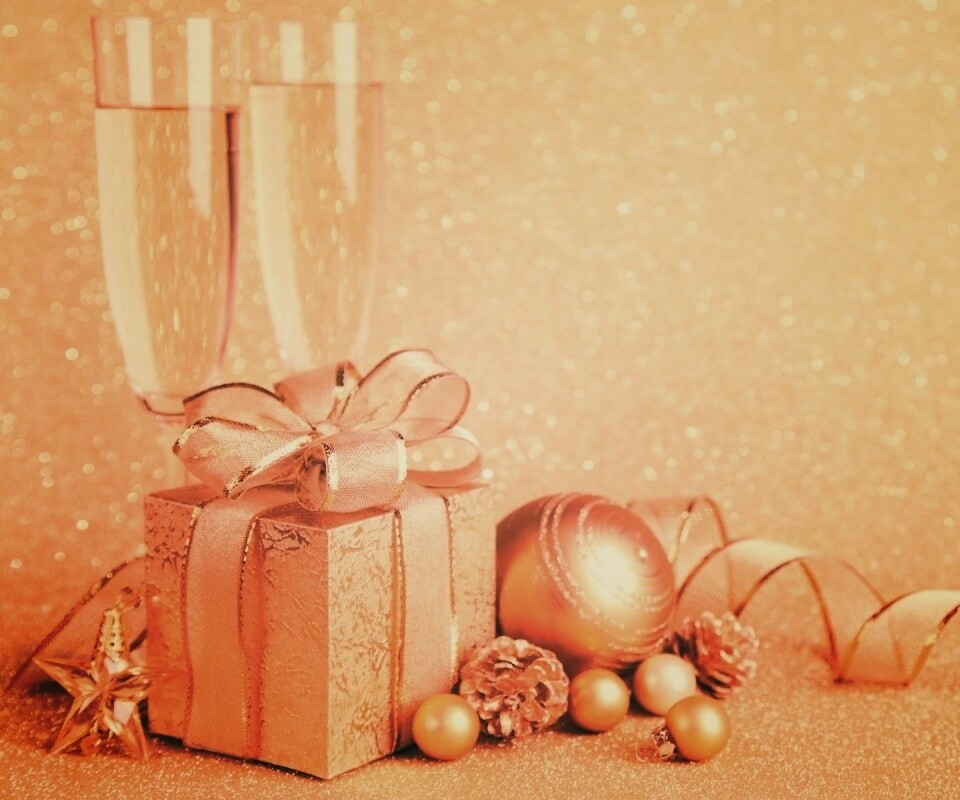 Подарок и бокалы шампанского обои
