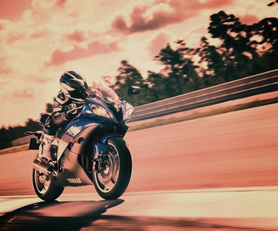 Мотоциклист на треке обои