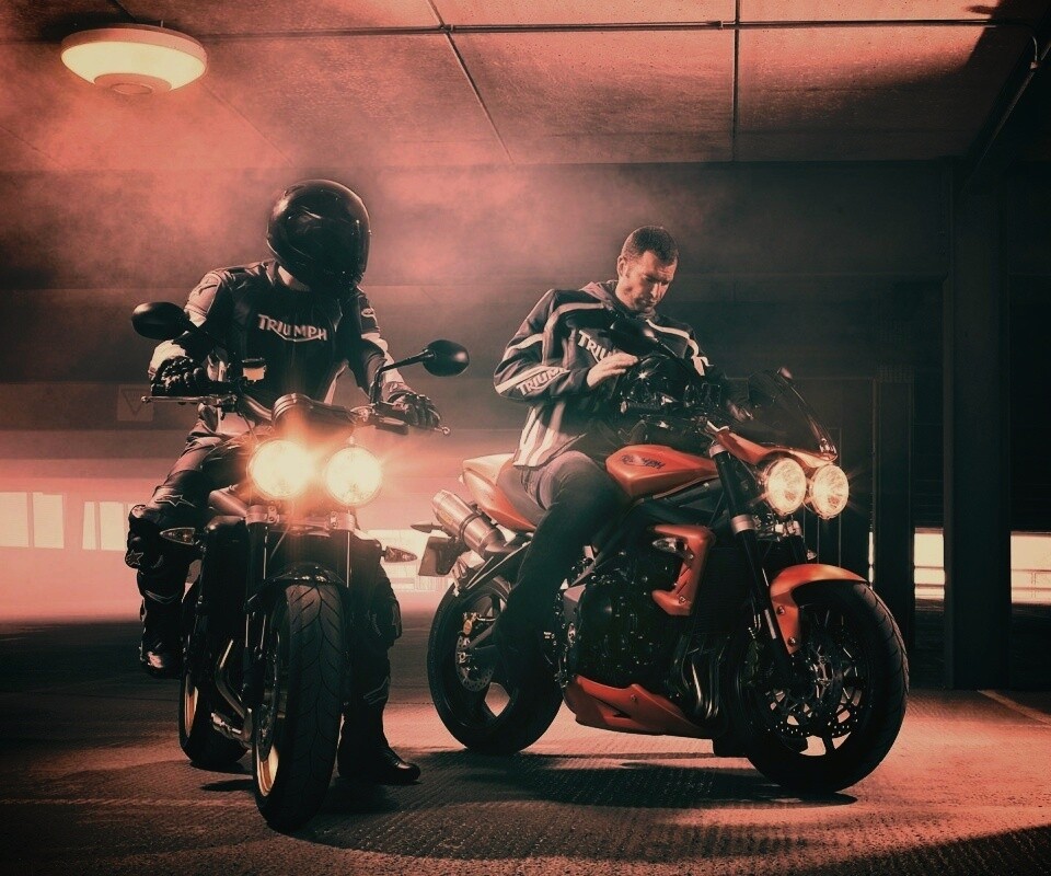 Мотоциклисты на парковке обои