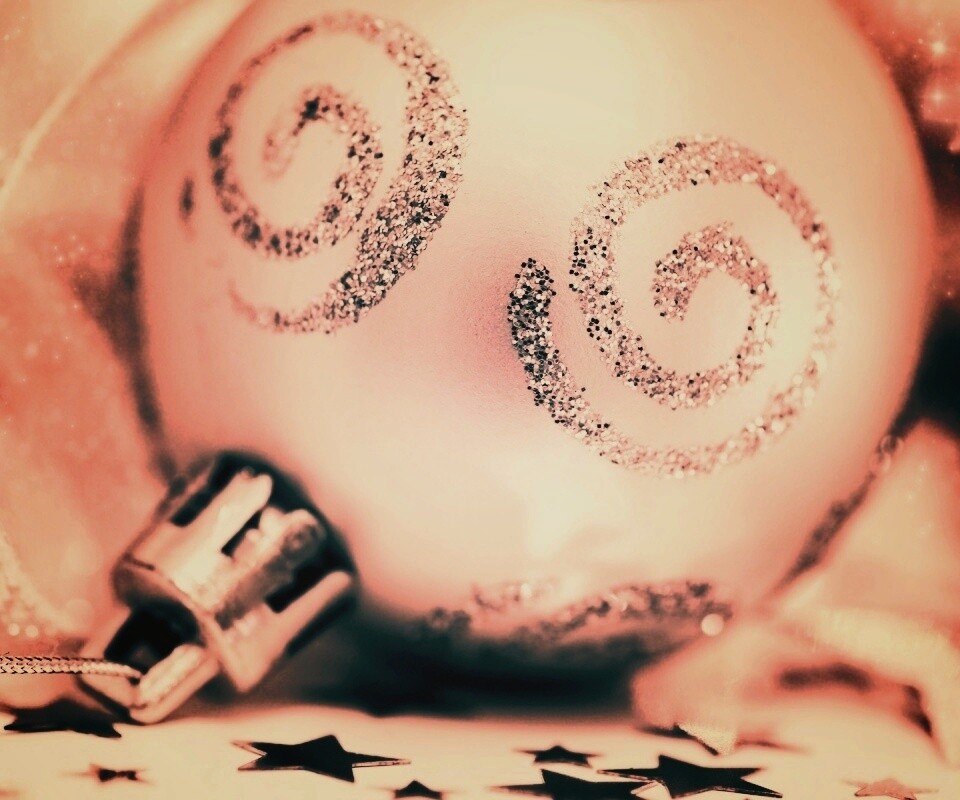 Ёлочный шарик белого цвета обои